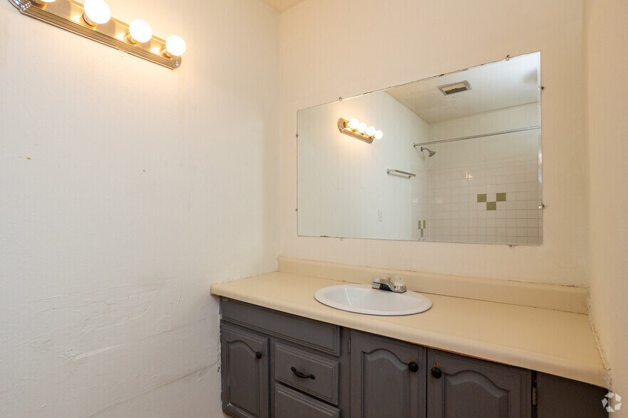 More Photos Of 2010 Arlington Ave, Toledo Apartments For Sale