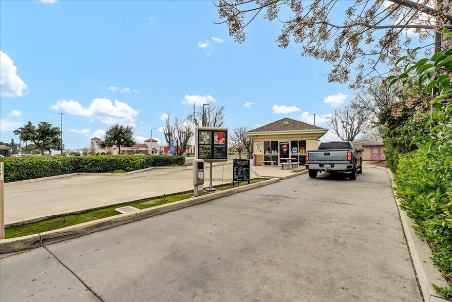 More Photos Of 1720 E Noble Ave, Visalia Fast Food For Sale