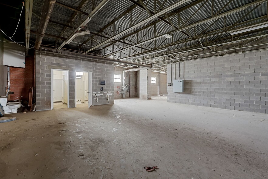 More Photos Of 220 N Saint Vrain St, El Paso Light Distribution For Sale