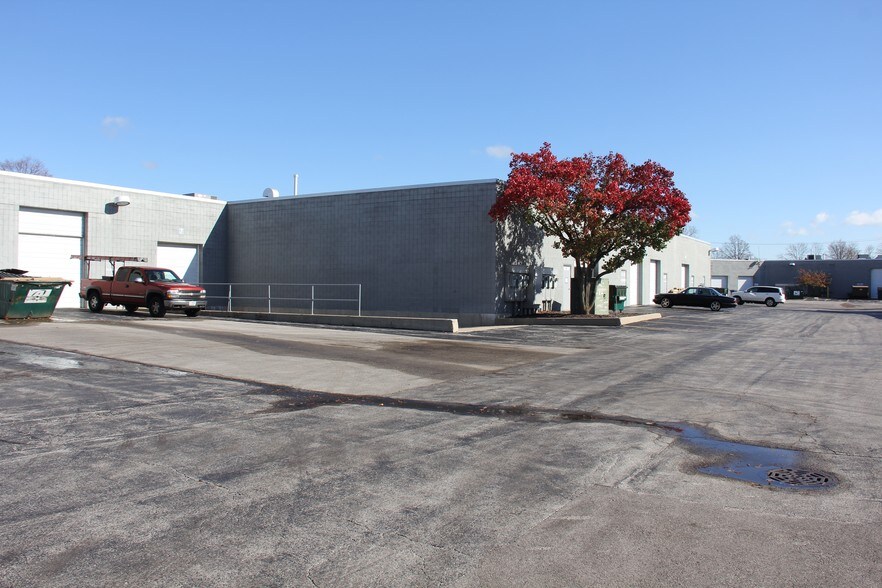 More Photos Of 1935-1955 Techny Rd, Northbrook Showroom For Lease