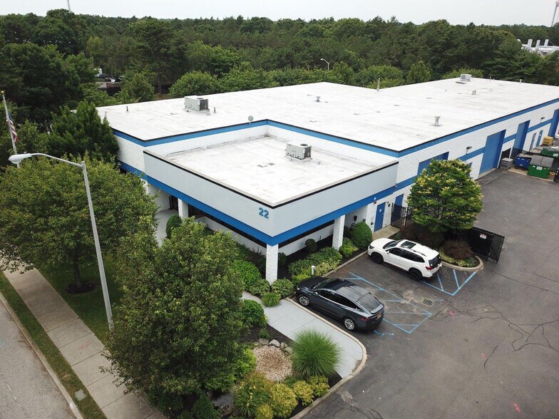 More Photos Of 22 Old Dock Rd, Yaphank Warehouse For Lease