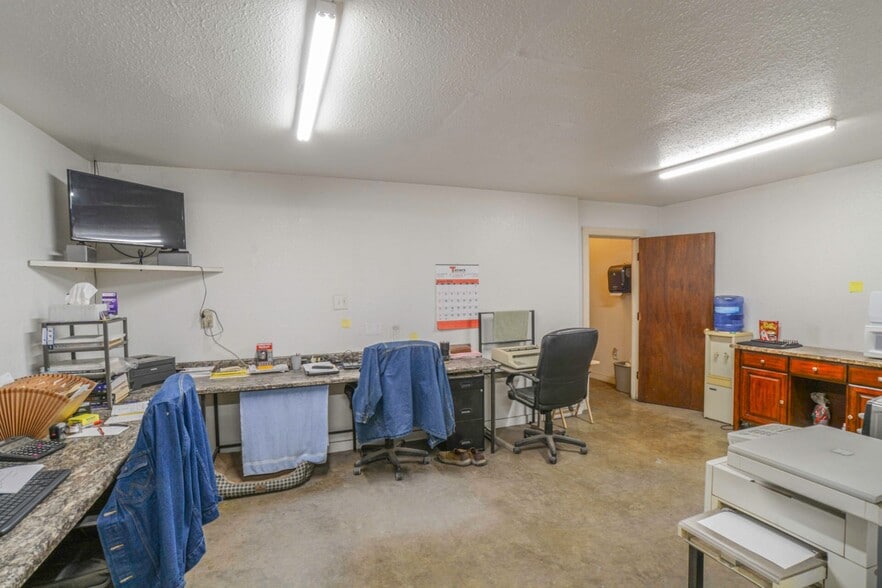 More Photos Of 1117 N Avenue T, Lubbock Warehouse For Sale