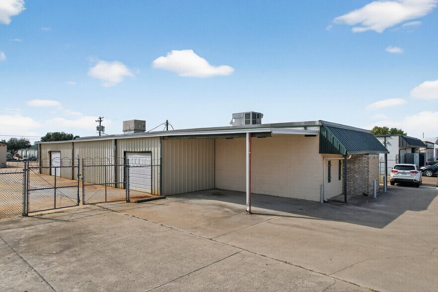 More Photos Of 4200 Garland Dr, Haltom City Warehouse For Lease