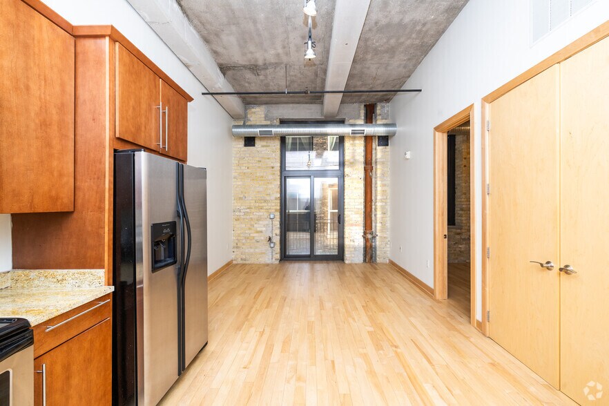 More Photos Of 239 E Chicago St, Milwaukee Apartments For Lease