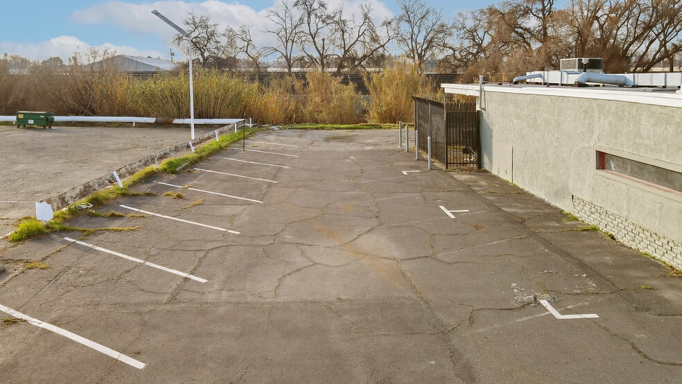 More Photos Of 739 W Sacramento Ave, West Sacramento Bar For Sale