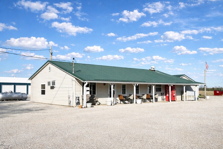 More Photos Of 11489 E Clarksville Rd, Marshall Restaurant For Sale