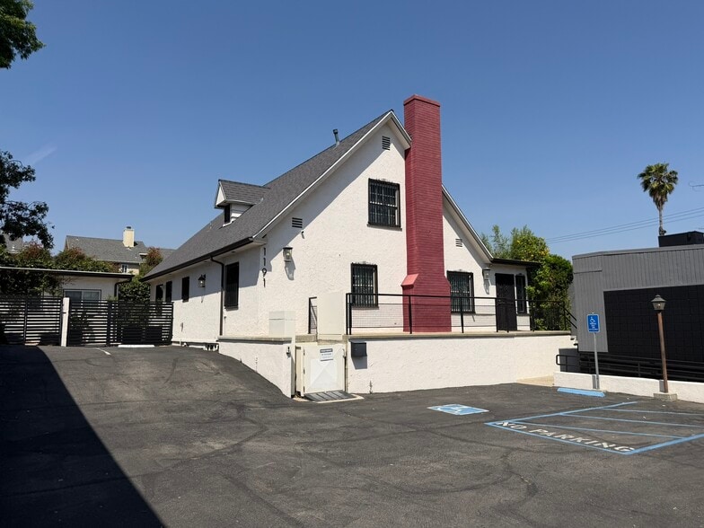 Primary Photo Of 1191 E Walnut St, Pasadena Office Residential For Lease