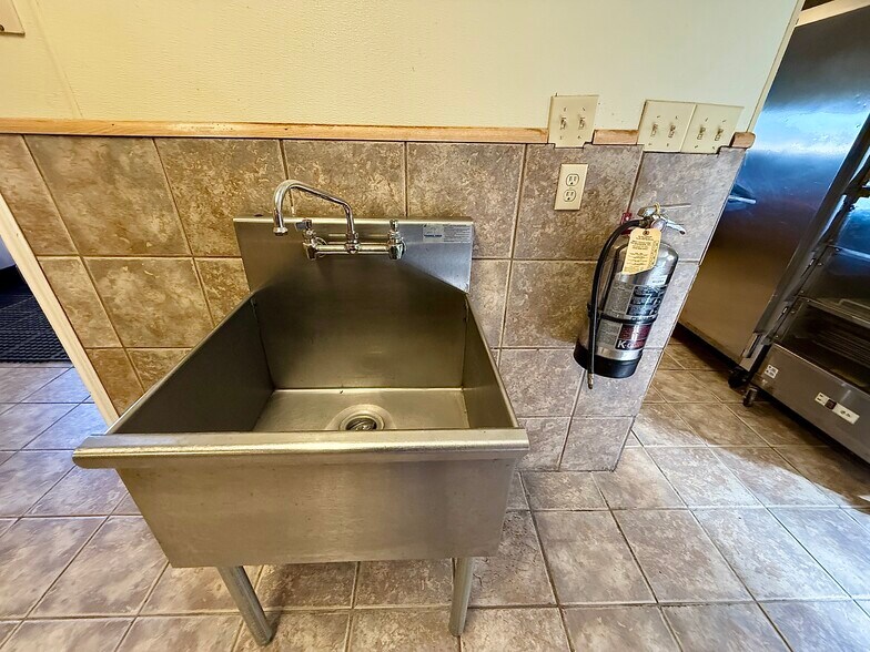 More Photos Of 903 15th St, Ozona General Retail For Sale