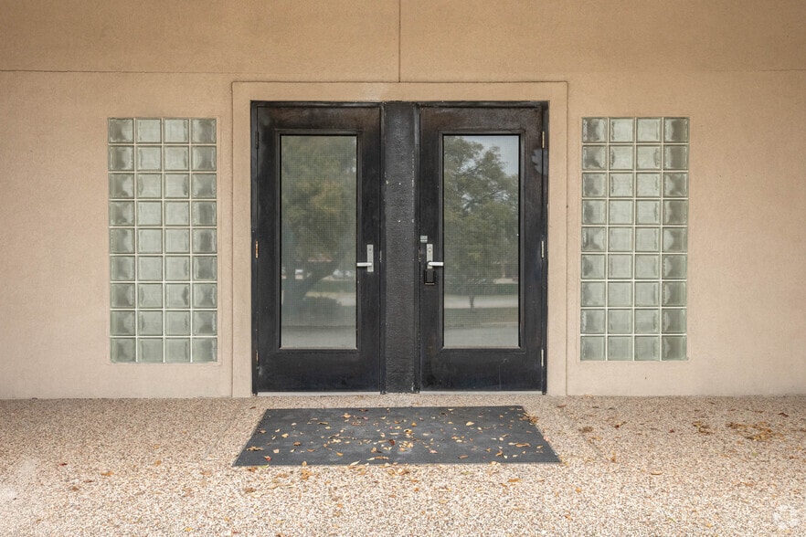 More Photos Of 2908 E Trinity Mills Rd, Carrollton Office For Lease