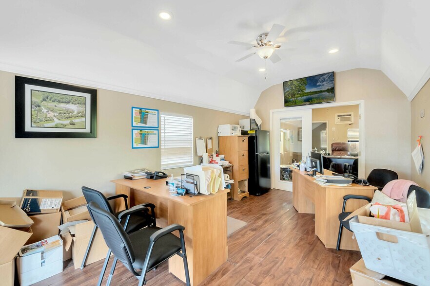 More Photos Of 8440 County Road 48, Yalaha Freestanding For Sale