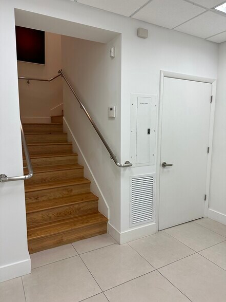 More Photos Of 335 Ne 61st St, Miami Flex For Lease