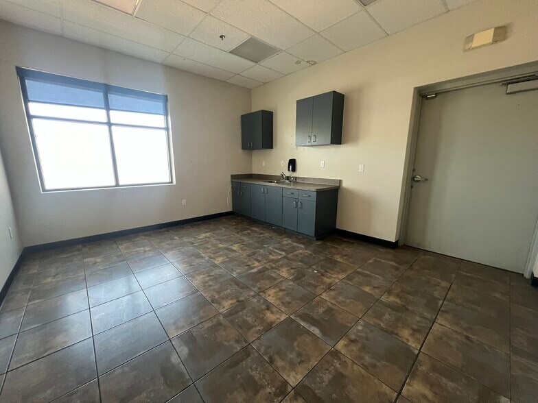 More Photos Of 3925 N 67th Ave, Phoenix Freestanding For Lease