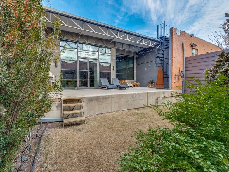 More Photos Of 2323 Farrington St, Dallas Warehouse For Sale