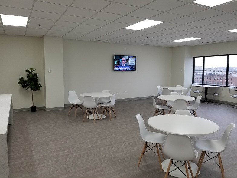 More Photos Of 16-20 NW 3rd St, Evansville Office For Lease