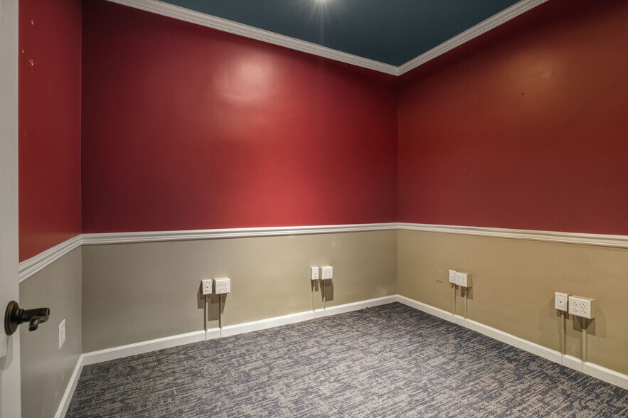 More Photos Of 21-27 N Central Ave, Staunton Office For Lease