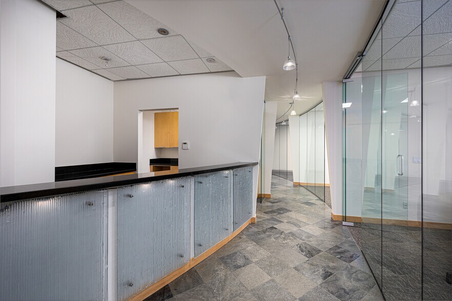 More Photos Of 7390 Creek Rd, Sandy Office For Lease