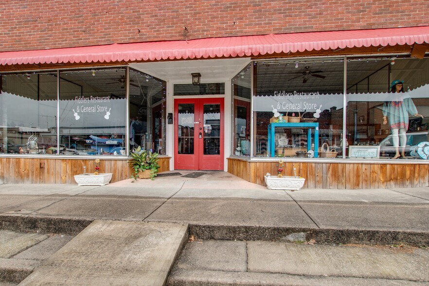 More Photos Of 108 W Walnut St, Smithville Restaurant For Sale