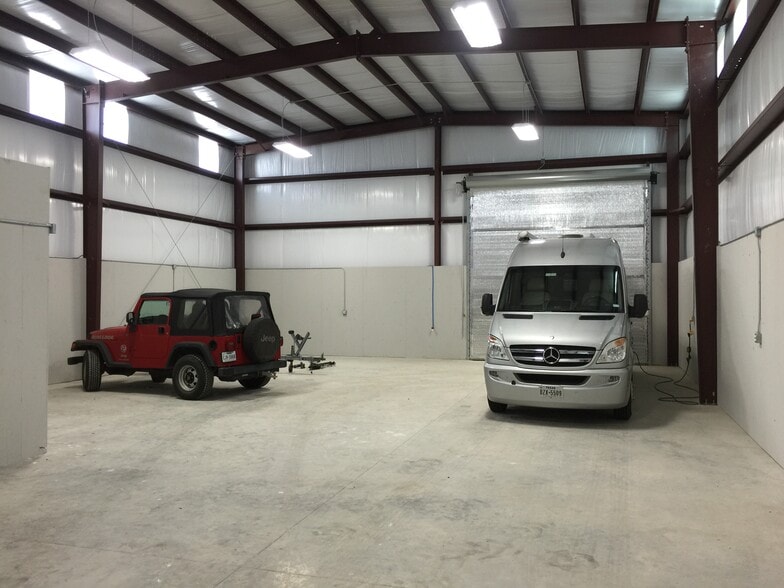 More Photos Of 4619 20th St, Bacliff Warehouse For Lease