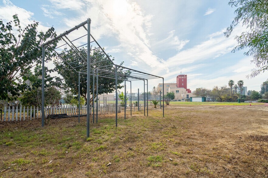 More Photos Of 2911 N San Fernando Rd, Los Angeles Schools For Lease