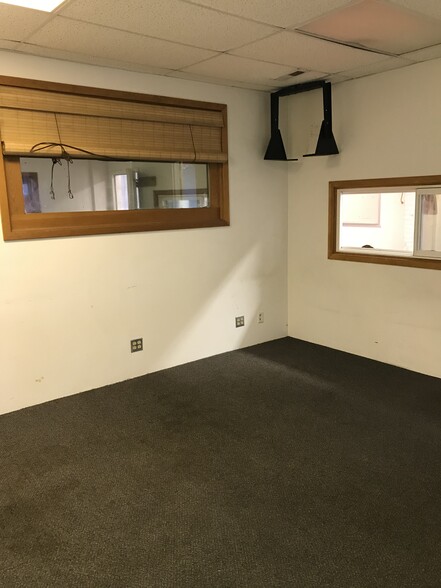 More Photos Of 4616 W Fullerton Ave, Chicago Light Manufacturing For Sale