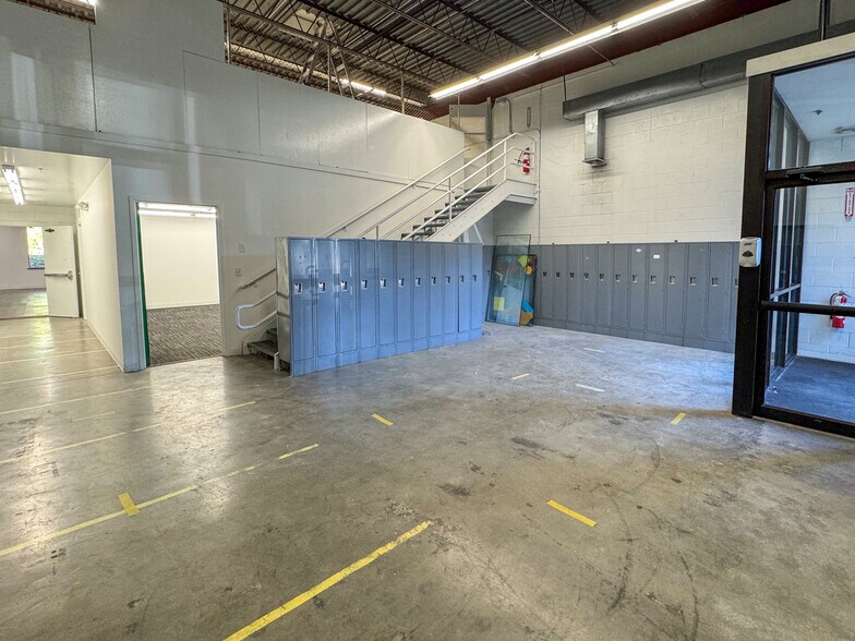 More Photos Of 14 Blackstone Valley Pl, Lincoln Manufacturing For Lease