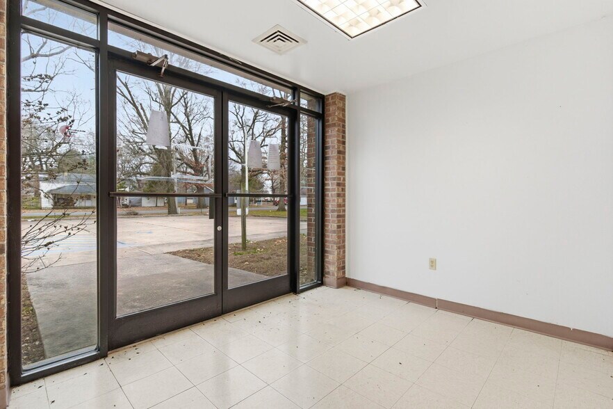 More Photos Of 718 N Martin St, East Prairie Office For Sale