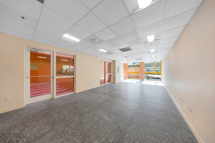 More Photos Of 123 NW 14th st, Miami Flex For Lease