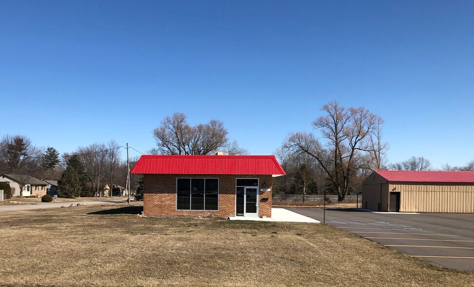 More Photos Of 3911 S Rochester Rd, Rochester Hills Storefront For Lease