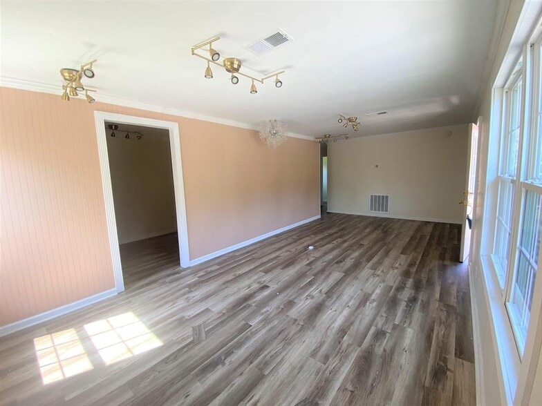 More Photos Of 131 Lakeview Church Rd, Cochran Freestanding For Lease