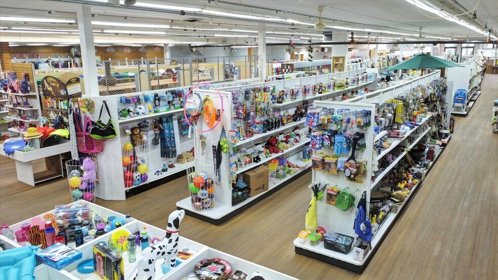 More Photos Of 14 Front St, Greenport Freestanding For Lease