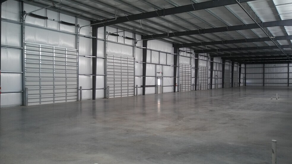 More Photos Of 16311-16315 Dundee Rd, Cypress Warehouse For Lease