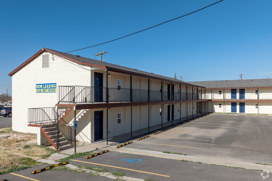 More Photos Of 1712 E 3rd St, Big Spring Apartments For Sale