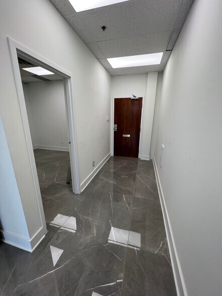 More Photos Of 321-335 Boul Saint-Martin O, Laval Storefront Retail Office For Lease