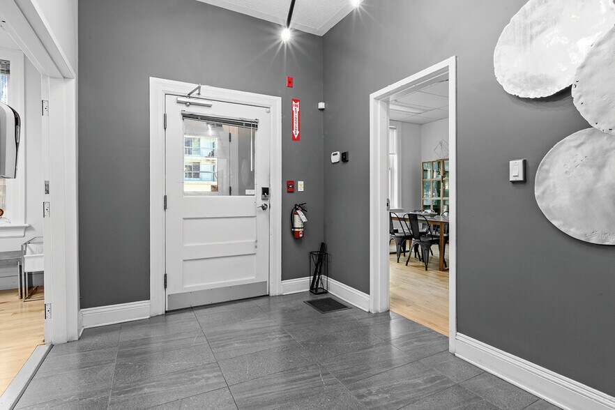 More Photos Of 226 Argyle Ave, Ottawa Office For Sale