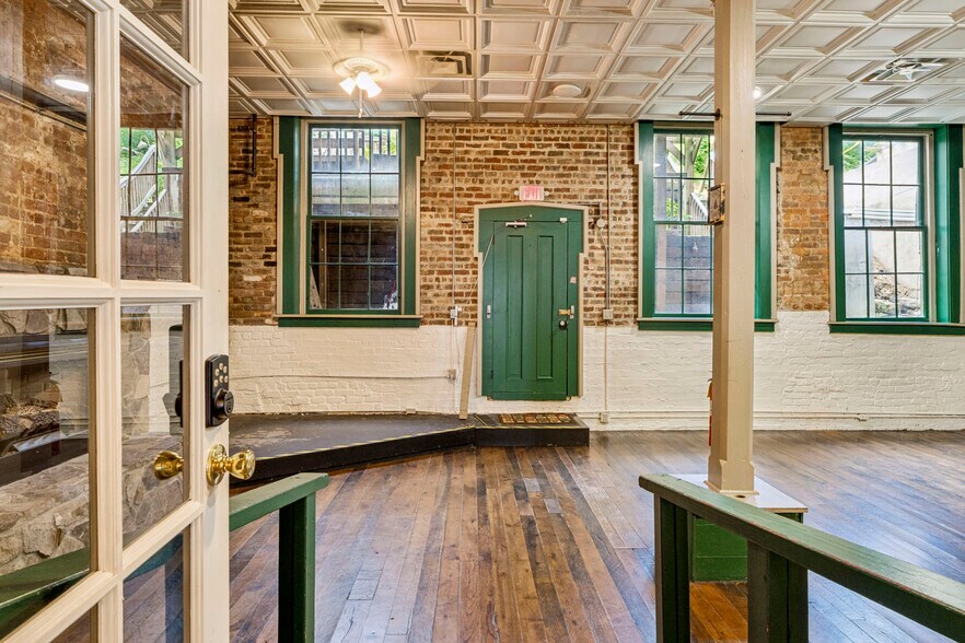 More Photos Of 107 E Main St, Jonesborough Storefront For Sale