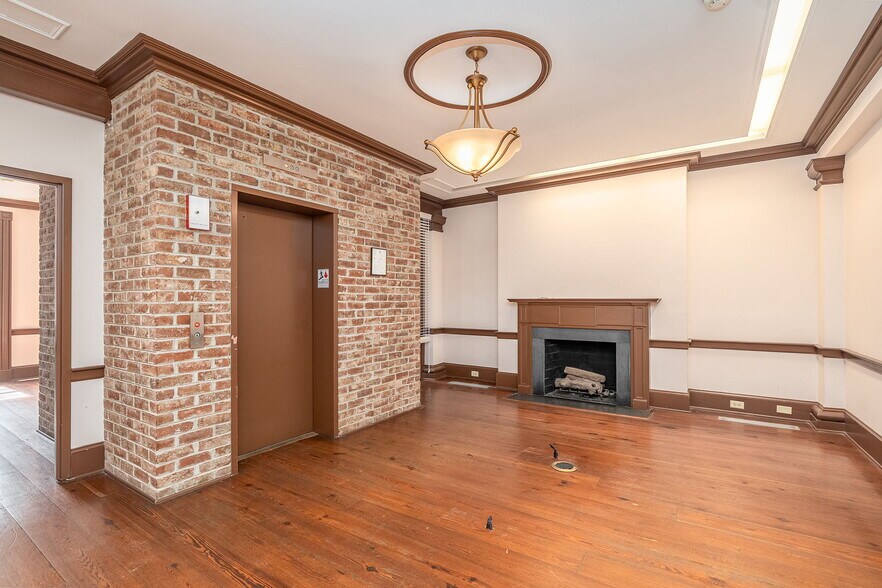 More Photos Of 26 E Bryan St, Savannah Office For Sale