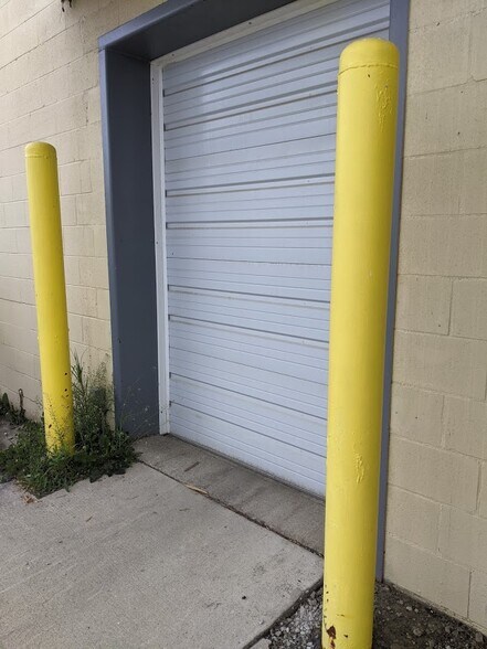 More Photos Of 432 S Burnett Rd, Springfield Unknown For Lease