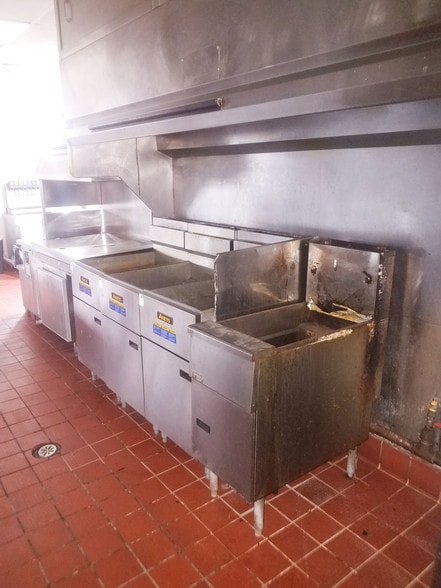 More Photos Of 6121 Oak St, Eastman Restaurant For Sale