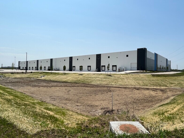 More Photos Of 7055-7125 SE Delaware Ave, Ankeny Distribution For Lease