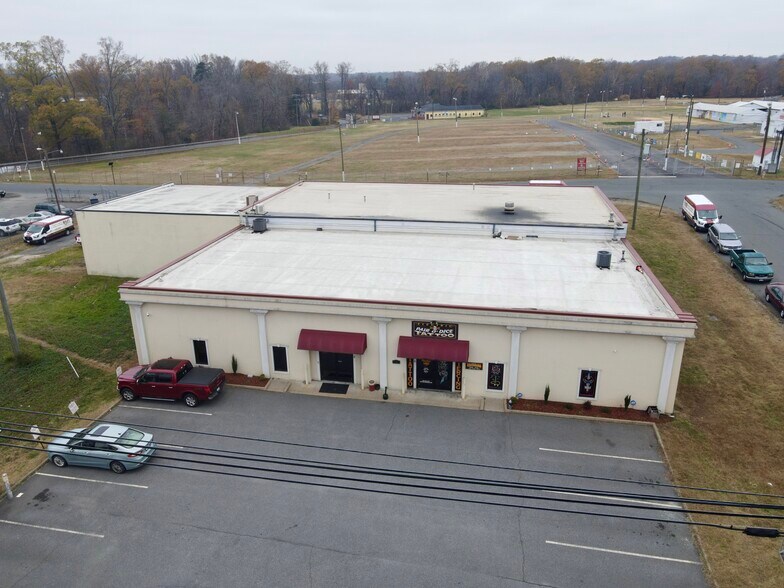 More Photos Of 1901 Dixon St, Fredericksburg Flex For Lease