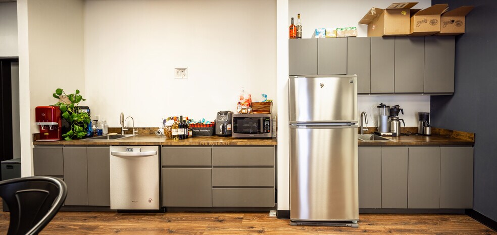 More Photos Of 6586 S Kenton St, Centennial Showroom For Lease