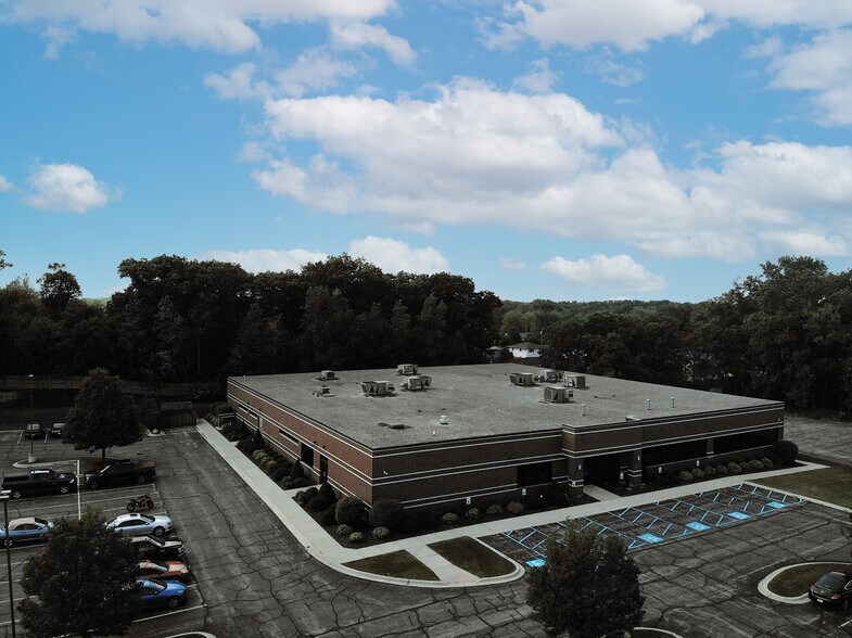 More Photos Of 211 W Ridge Rd, Griffith Office For Lease