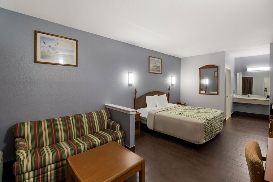 More Photos Of 25941 I-10, Hankamer Hotel For Sale