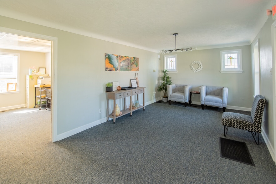 More Photos Of 4154 Crescent Dr, Saint Louis Office For Sale