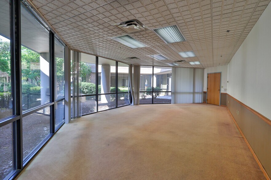 More Photos Of 1525 Valley Center Pky, Bethlehem Unknown For Lease