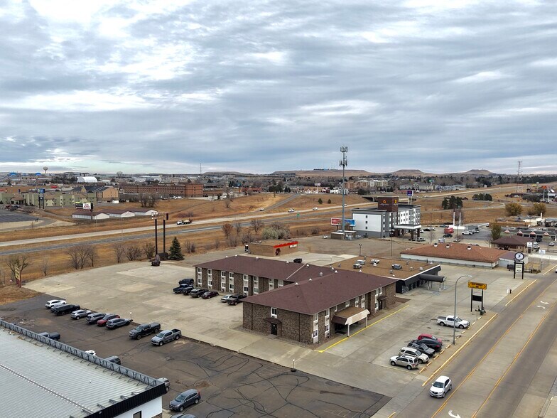 More Photos Of 642 12th St W, Dickinson Hotel For Sale