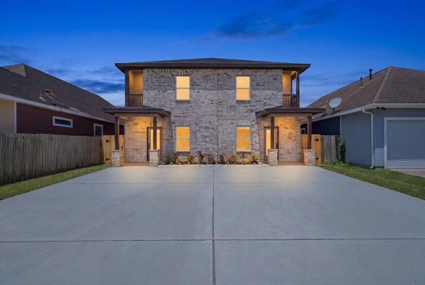 More Photos Of 10214 Carmencita Way, Houston Apartments For Sale