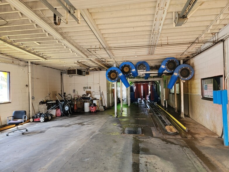 More Photos Of 86 Woodlawn Rd, Berlin Carwash For Sale