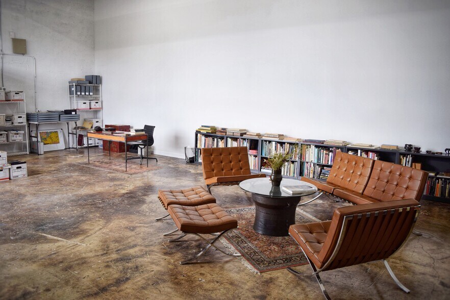 More Photos Of 290 NW 73rd St, Miami Service For Lease