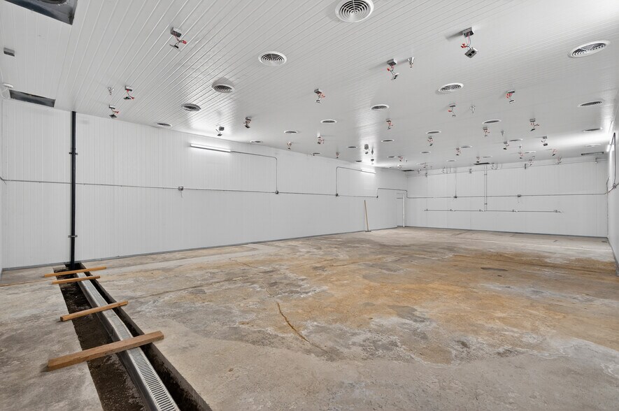 More Photos Of 11019 Penrose St, Sun Valley Manufacturing For Sale